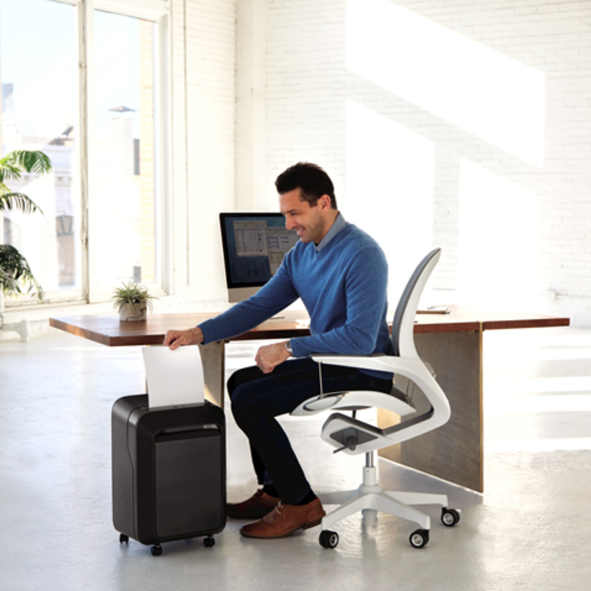 آلة تمزيق الورق Fellowes LX210 بتقنية Micro-Cut – شفرات فولاذية شديدة التحمل، للاستخدام في المكتب والمنزل، لون أسود وأبيض – سعة 16 ورقة، أمان P-4، تقنية IntelliBar™