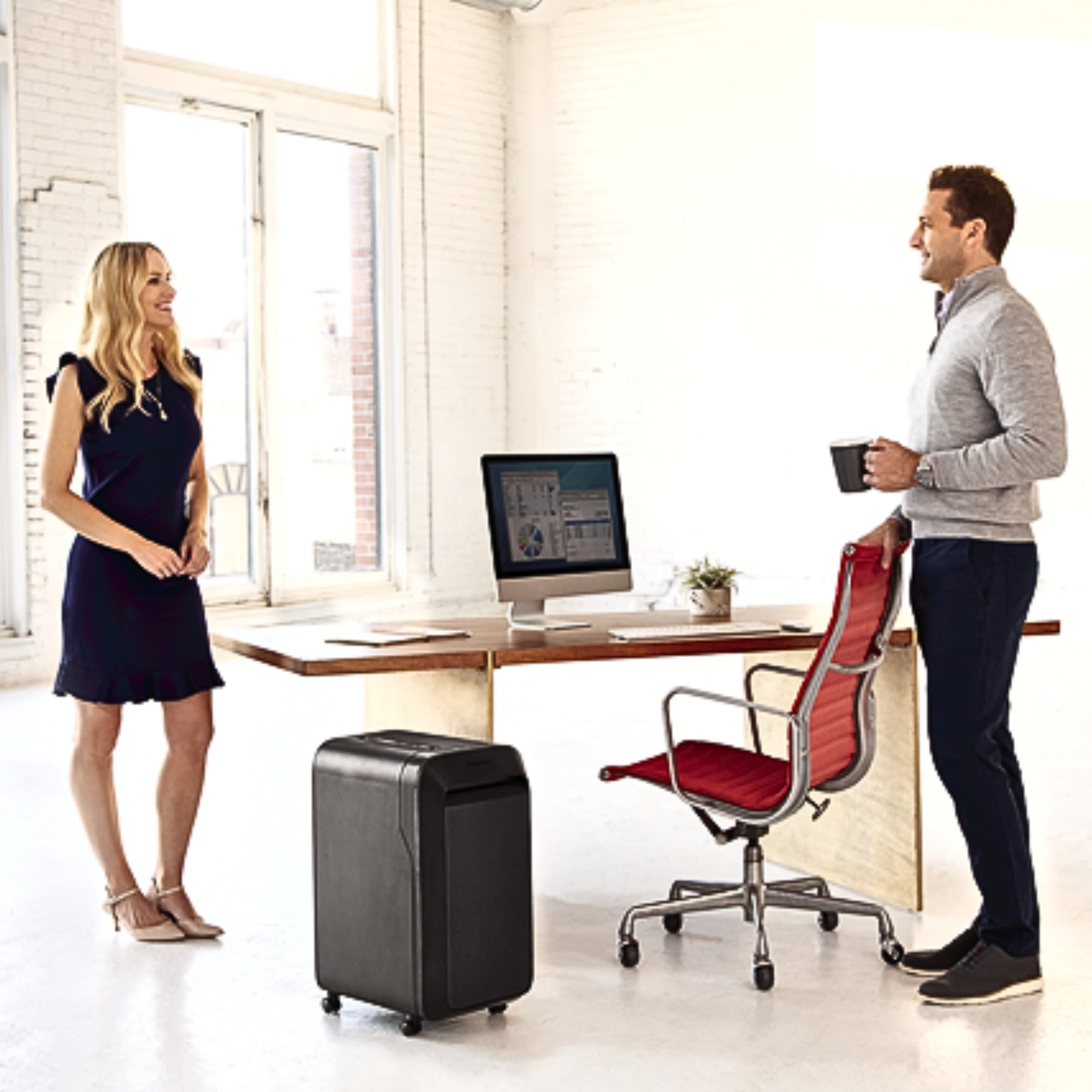 جهاز التقطيع Fellowes LX220 ذو القطع المجهري 20 ورقة - شديد التحمل، أمان P-4، مقاوم للتكدس، آلة تقطيع ورق مكتبية هادئة مع سلة كبيرة سعة 8 جالون